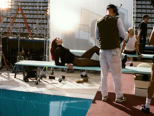 Украинка Муиньо сняла клип для британской певицы Липы. Cъемки проходили в бассейне Барселоны. Видео