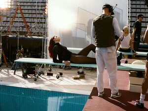 Украинка Муиньо сняла клип для британской певицы Липы. Cъемки проходили в бассейне Барселоны. Видео