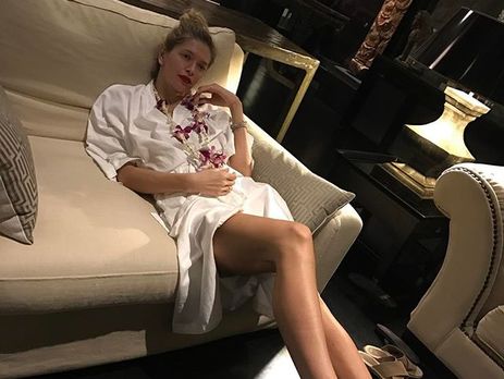 Брежнева показала фигуру в купальнике на пляже