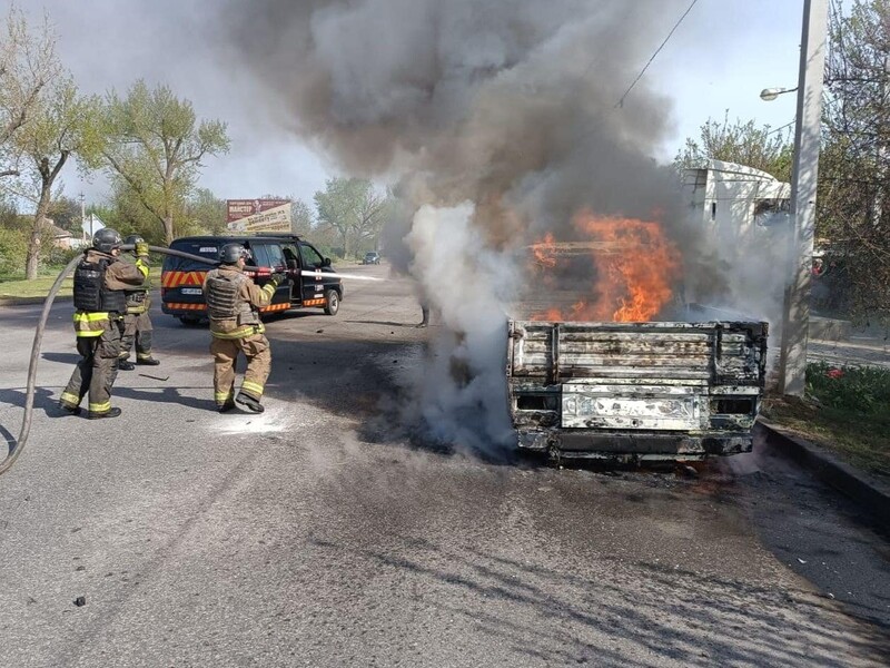 Росіяни вдарили дроном по Нікополю, спалахнуло два автомобілі, поранено трьох чоловіків – ОВА