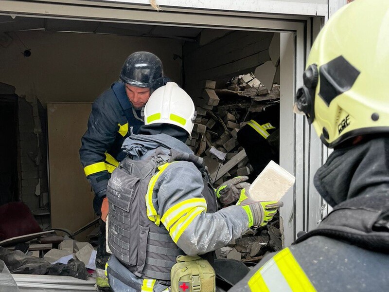 Ракетний удар по Чернігову. Рятувальники показали відео з місця прильоту, кількість загиблих зросла до 13