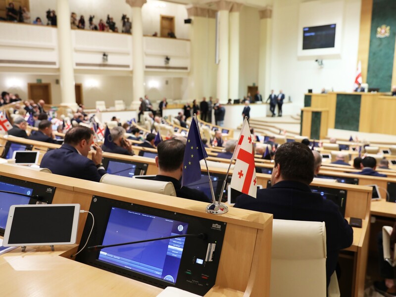Парламент Грузии принял в первом чтении "закон об иноагентах". В Тбилиси продолжается протест