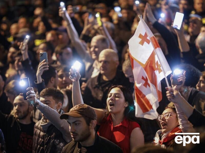 В Грузии прошла акция протеста. Демонстранты требовали встречи с премьером и отзыва "закона об иноагентах"