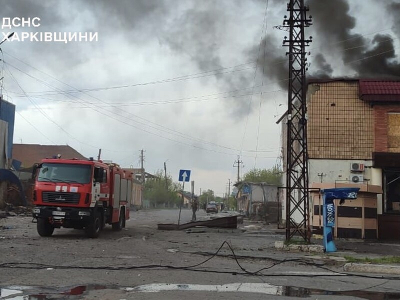 Окупанти двічі за добу обстріляли Вовчанськ, ударили авіабомбами. У місті виникли масштабні пожежі, є постраждалий. Фото