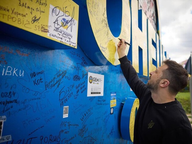 Зеленський підписався на стелі на в'їзді в Донецьку область, яку раніше зафарбували активісти. Фото