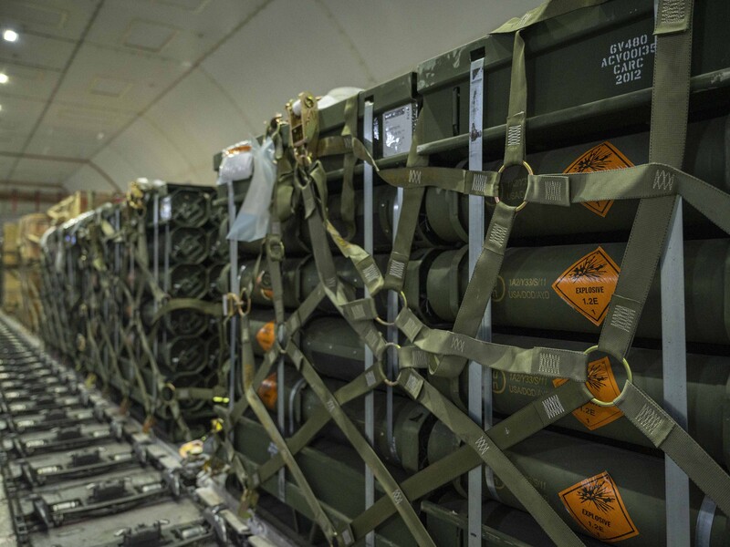 У Пентагоні готові оперативно передати Україні військову допомогу після голосування в Конгресі. ЗМІ повідомили, що багато зброї є на складах у Європі