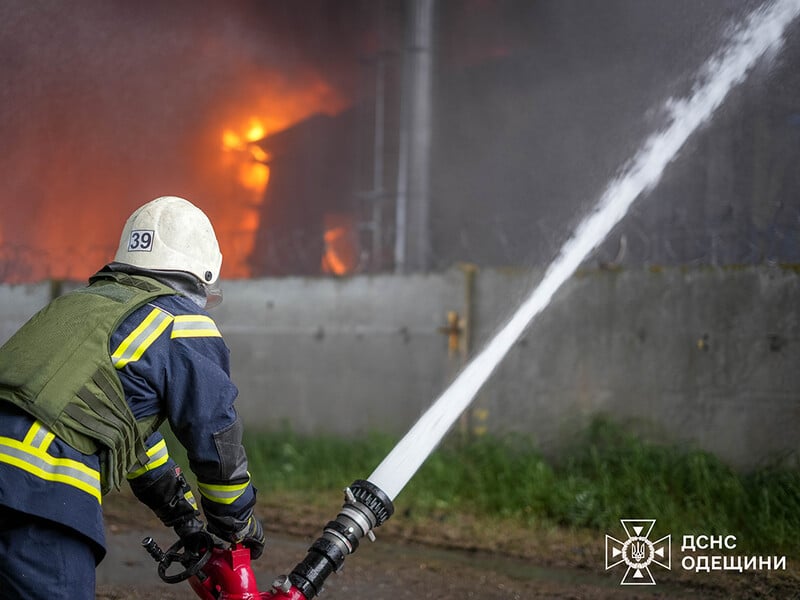 РФ атакувала ракетами два термінали в порту Південний, зруйновано ємності з агропродукцією – Мінінфраструктури