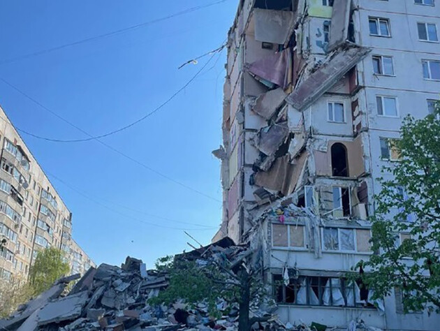 Російські окупанти вдарили по дев'ятиповерхівці і приватному будинку у Вовчанську, в ОВА повідомили про загиблого й поранену