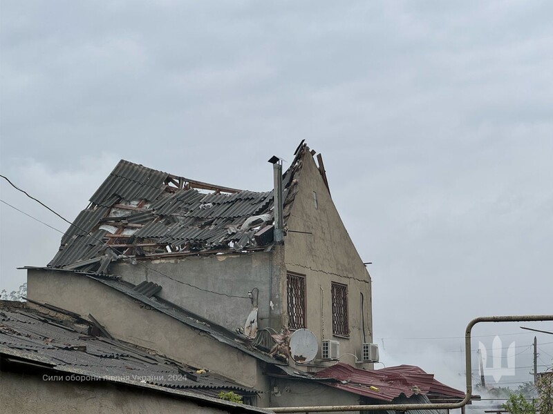 ПВО уничтожила три ракеты Х-59, которыми РФ атаковала Одесскую область. Из-за обломков есть разрушения, ранены пять человек. Фото