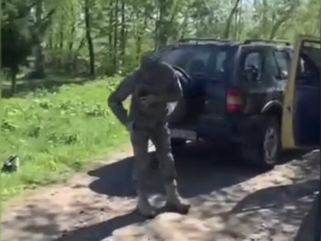 В Черновицкой области группа гражданских напала на сотрудника ТЦК, он выстрелил в землю. Видео