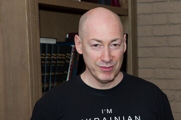 Удушение России, удары по Уралу и Сибири, расстрел полицейских, дамбы из говна и палок. Стрим Голованова с Гордоном. Трансляция