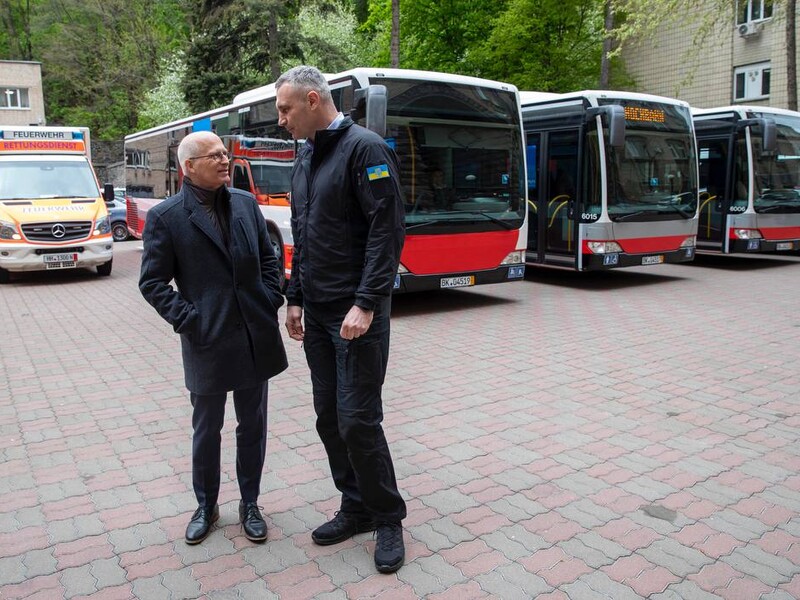 Киев по приглашению Кличко посетил мэр Гамбурга и привез помощь – автобусы и "скорые"