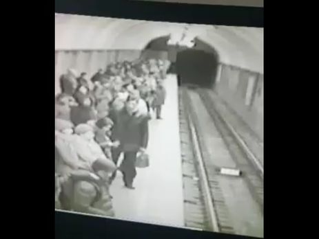 В Харьковском метро мужчина прыгнул на рельсы