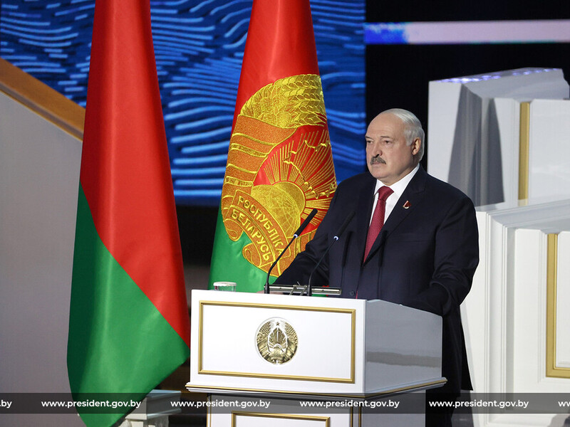 Лукашенко заявил, что на Западе Беларусь "очень хотят втянуть в войну" и якобы уже "роют окопы"