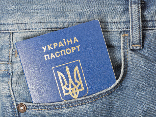 Кабмин Украины запретил пересылать паспорта мужчинам призывного возраста за границу