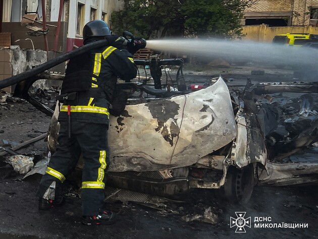 У Миколаєві ввечері прогримів вибух, загорілися автомобілі. Під час гасіння сталася повторна детонація, постраждало п'ятеро рятувальників. Відео