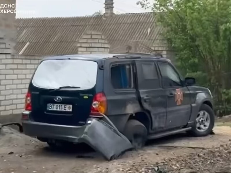 Спасатели попали под повторный обстрел в пригороде Херсона, есть пострадавшие. Видео