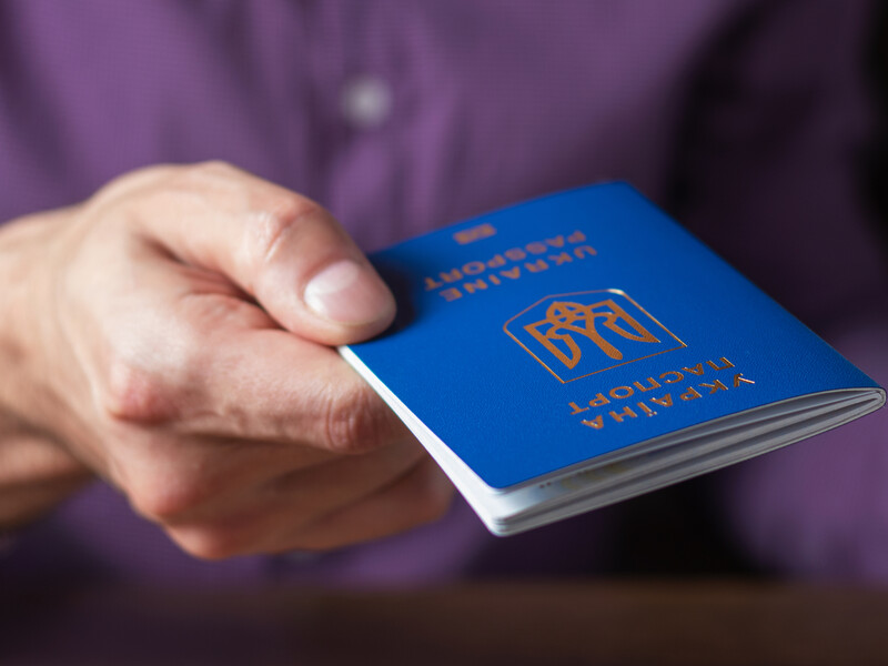 ГП "Документ" разъяснило постановление Кабмина Украины о получении паспортов за границей мужчинами призывного возраста