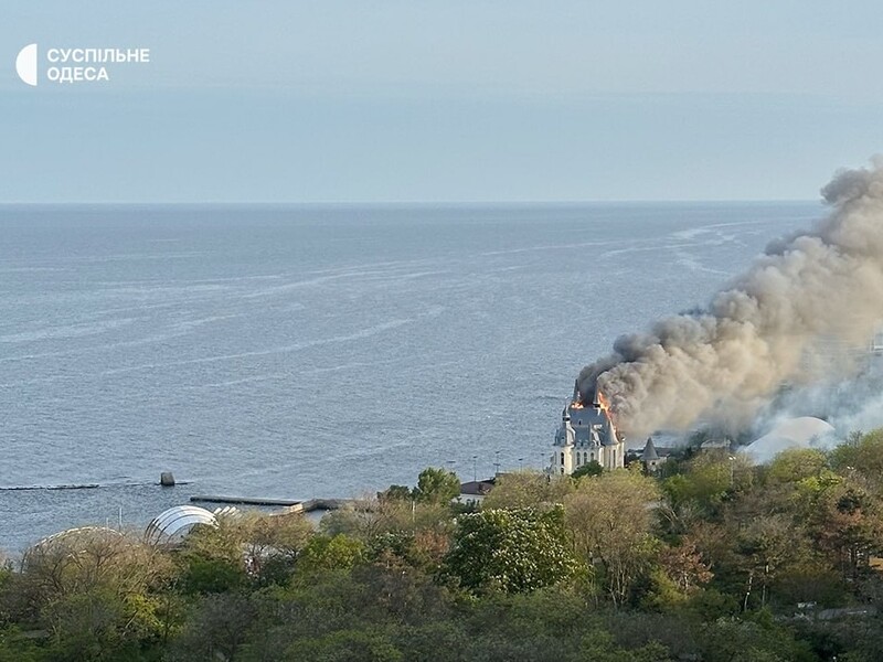 Росіяни вдарили по Одесі балістикою, поранено вісьмох людей, горить "замок Гаррі Поттера" – ОВА