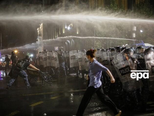 В столице Грузии полиция разогнала участников протестов водометом и слезоточивым газом. Фото, видео