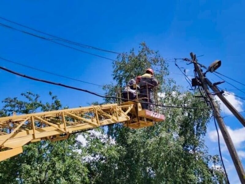 В апреле ДТЭК восстановил электроснабжение домов 302 тыс. семей, которые были без света в результате атак