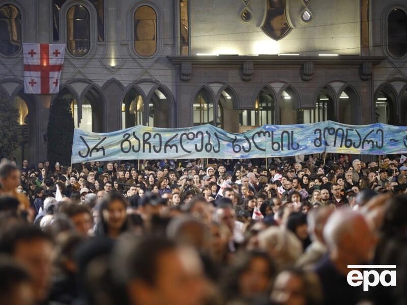 У Грузії парламент затвердив у другому читанні законопроєкт про "іноагентів", на вулиці вийшли тисячі протестувальників