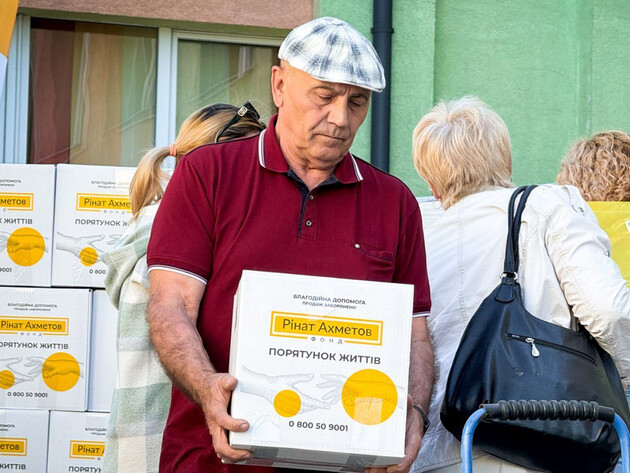 В Новогродовке люди получают продуктовые наборы от Фонда Рината Ахметова