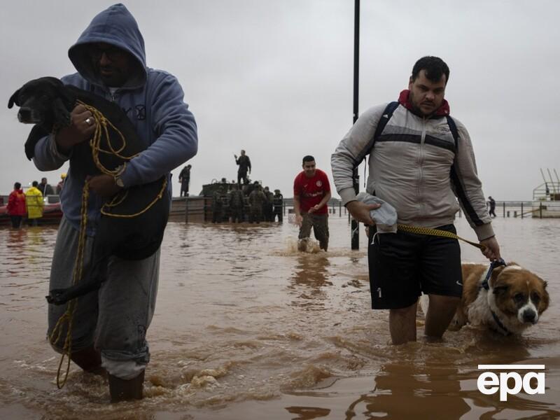 В Бразилии в результате наводнений после обильных дождей погибли не менее 55 человек. Фото