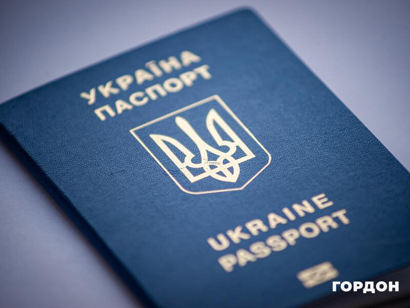 Українцям за кордоном відновили видавання паспортів