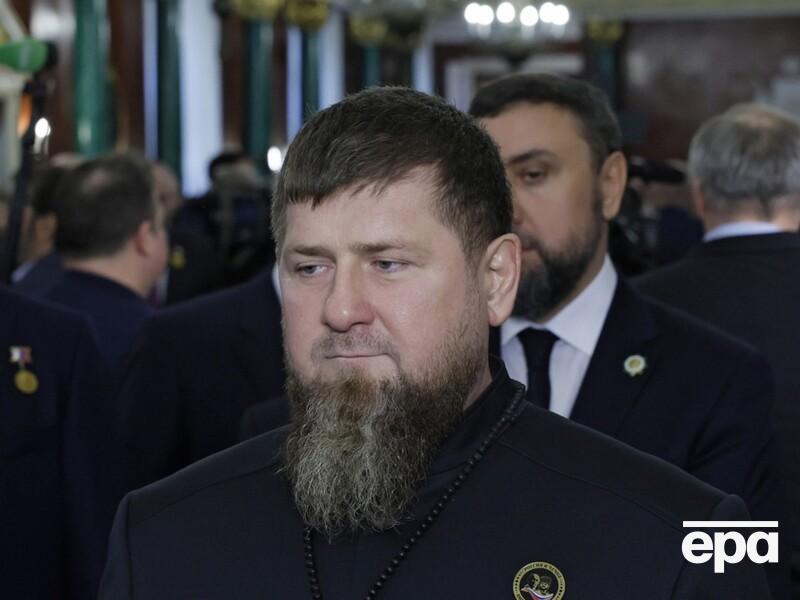 Кадиров не зміг самостійно зняти куртку на "інавгурації" Путіна. Відео