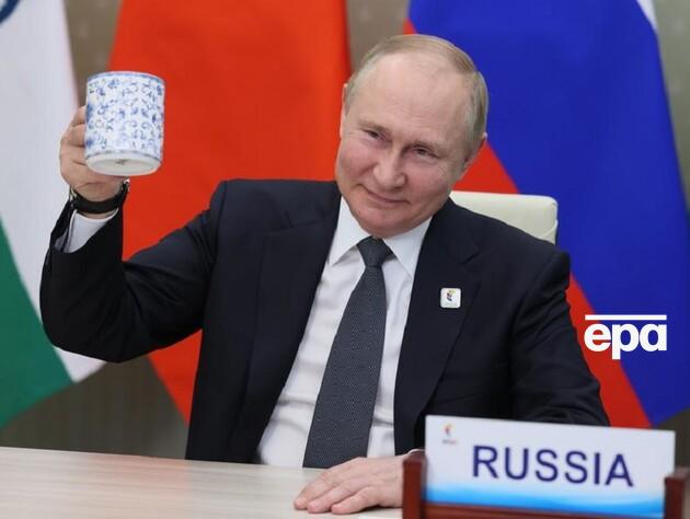 Пугачев: Не помню, чтобы Путин больше полфужера винца выпивал. Это как алкоголики, которые типа завязали, – они патологически боятся пригубить