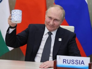 Пугачов: Не пам'ятаю, щоб Путін більше ніж пів фужера винця випивав. Це як алкоголіки, які типу зав'язали, – вони патологічно бояться пригубити