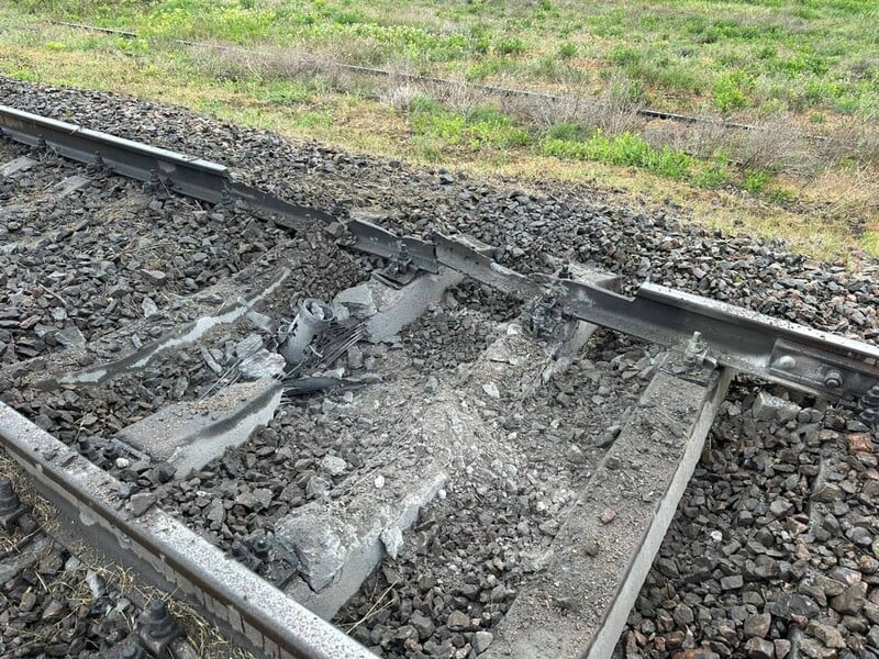 Росія вдарила по залізничному вокзалу в Херсоні, рух поїздів зупинили