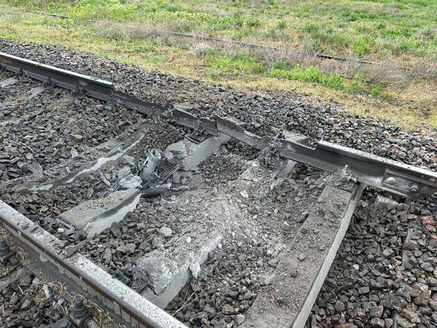 Росія вдарила по залізничному вокзалу в Херсоні, рух поїздів зупинили