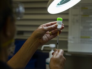 У компанії AstraZeneca заявили, що прибирають із ринку свою вакцину проти коронавірусної інфекції