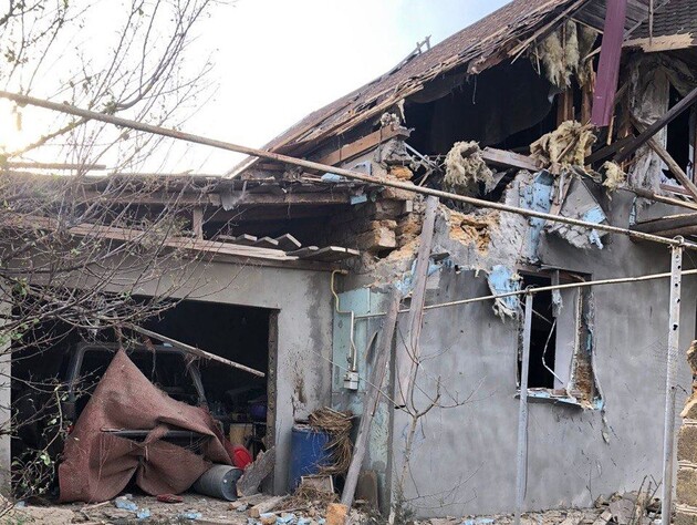 Россияне ударили по жилому дому в селе Херсонской области, ранен мирный житель – ОВА
