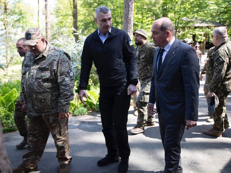 Кличко вместе с мэром Брюсселя привезли помощь бойцам батальона "Свобода"