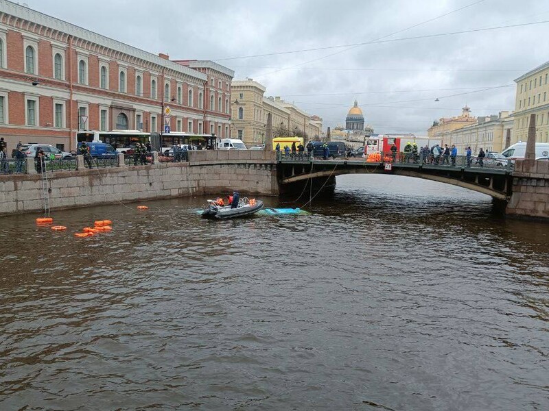 В российском Санкт-Петербурге автобус с пассажирами упал в реку, есть погибший и раненые. Видео, фото