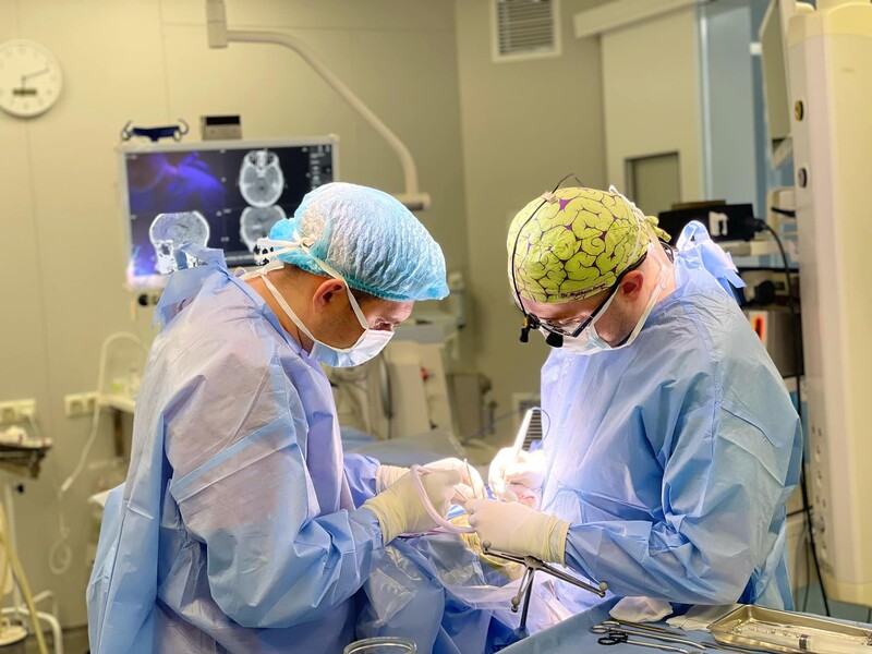 "Титановый, как супергерой". Во Львове хирурги достали из мозга девятилетнего мальчика осколок мины 