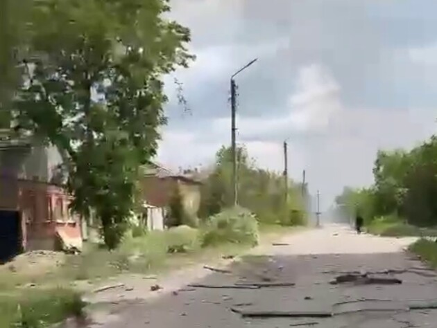 Оккупанты выпустили в направлении приграничного Волчанска более 20 КАБ. В ОВА сообщили о погибших и пострадавших. Видео