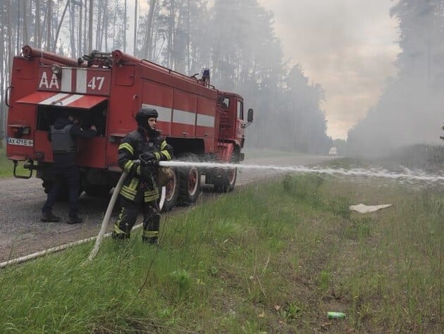 Через російські удари спалахнув ліс біля кордону в Харківській області. Рятувальники гасили пожежу під обстрілами