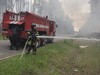 Из-за авиабомбовых и артиллерийских ударов возник лесной пожар в приграничной общине Харьковской области. Спасатели тушили его под обстрелами