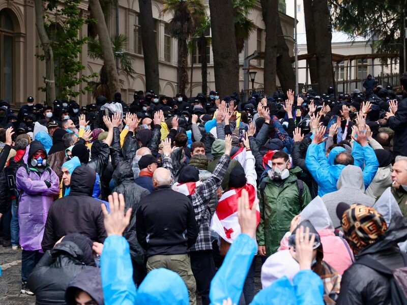 У Грузії, де відновили розгляд закону про "іноагентів", поліція побила протестувальників біля парламенту