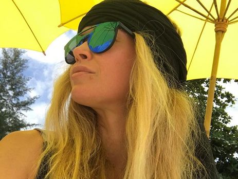 Брежнева снялась в золотистых микробикини