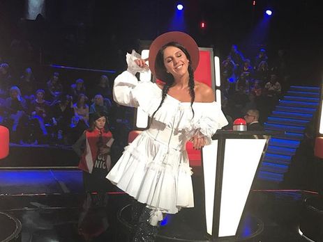 Джамала надела блестящие ботфорты на съемки шоу 