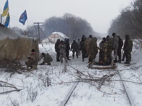 Ветераны добробатов заблокировали железную дорогу в Луганской области – Семенченко