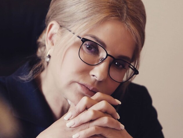 З розпущеним волоссям і подовженим чубчиком. Тимошенко з новою зачіскою знялася в сукні-вишиванці