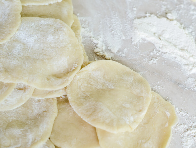 Добавьте это к муке – и вареники не будут разваливаться. Рецепт заварного теста для любой начинки