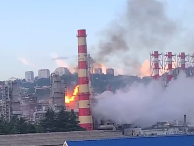 В Туапсе после взрывов горит НПЗ. Очевидцы сняли удар дроном по заводу. Видео