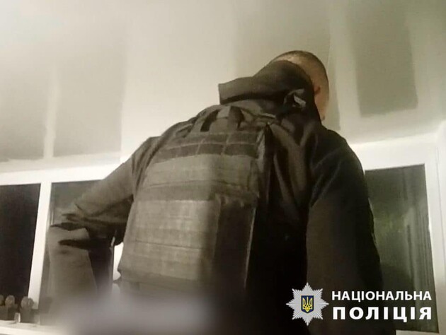 У Київській області на поліцейського напав чоловік із ножем, правоохоронець застосував зброю – поліція